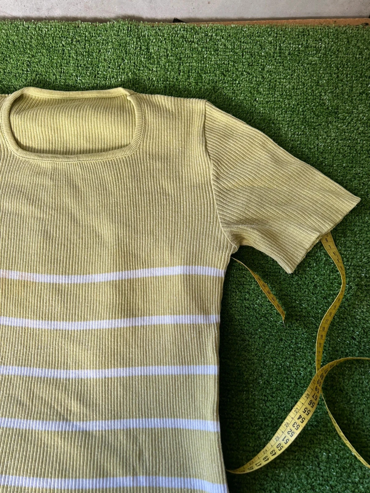Camiseta verde manzana con rayas blancas – photo 4
